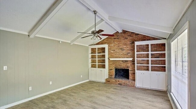 Foto del edificio - 2128 Thousand Oaks Dr