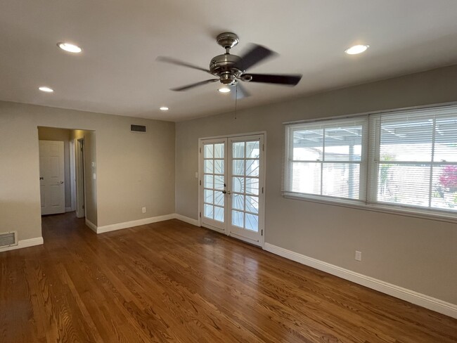 Foto del edificio - 6244 Calvin Ave