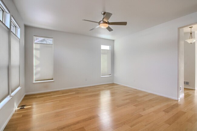 Foto del edificio - 2bd End Unit Townhouse Near Mall and Light...