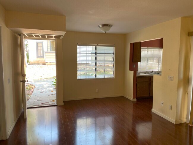 Foto del edificio - 8594 Summerdale Rd