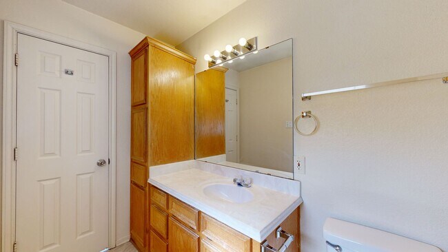 Foto del edificio - ALL TILE 3 BEDROOM DUPLEX ONLY $1,350 + 2 ...