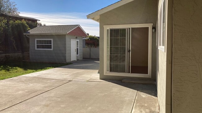 Building Photo - Gorgeous house - Huge Backyard with Bonus ...