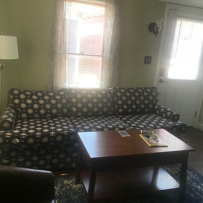 Comfy sofa - 82 High St