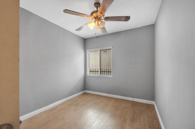 Building Photo - 1633 W 37th St