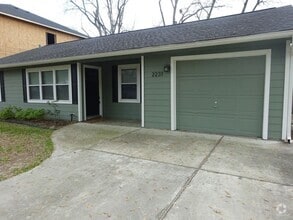 Building Photo - 2231 Saxon Dr