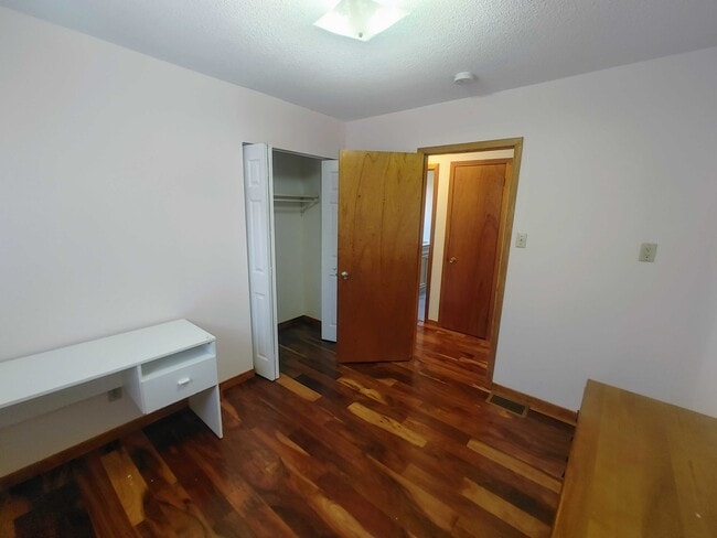 Building Photo - 581 MacDonnell St