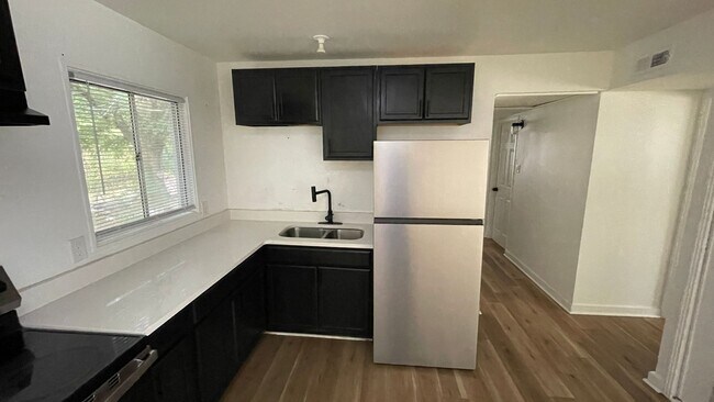 Building Photo - Spacious 4-Bed 2-Bath Home for Rent