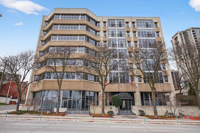 Photo du bâtiment - 66 Bay St S
