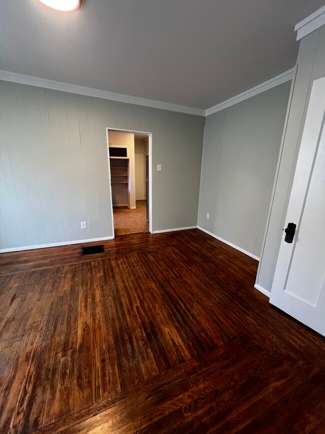 Dining/Office Space - 4414 Ivanhoe Ave