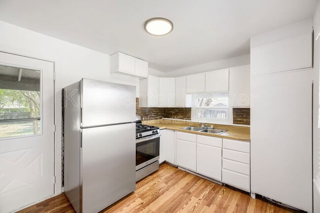 Foto del edificio - 1220 Upham St