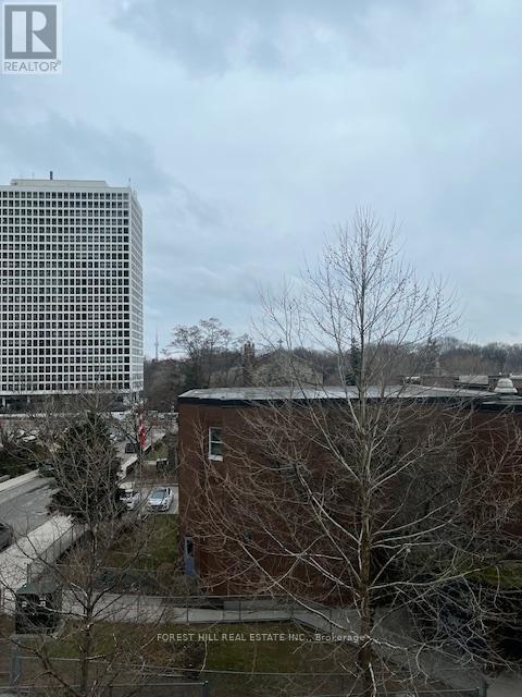 Photo du bâtiment - 310 Tweedsmuir Ave