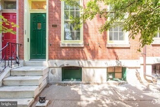 Building Photo - 2211 Pine St