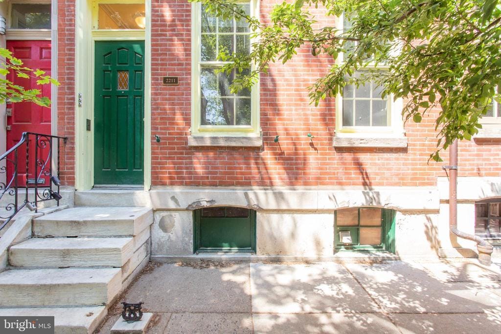 Primary Photo - 2211 Pine St