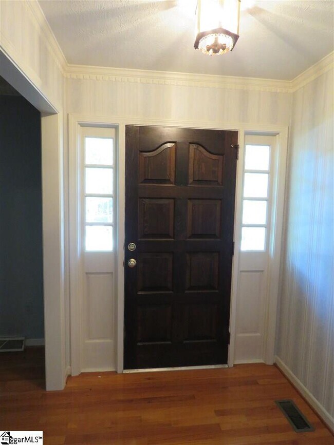 Foto del edificio - 702 N Almond Dr