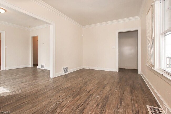 Foto del edificio - 12210 Kinsman Rd