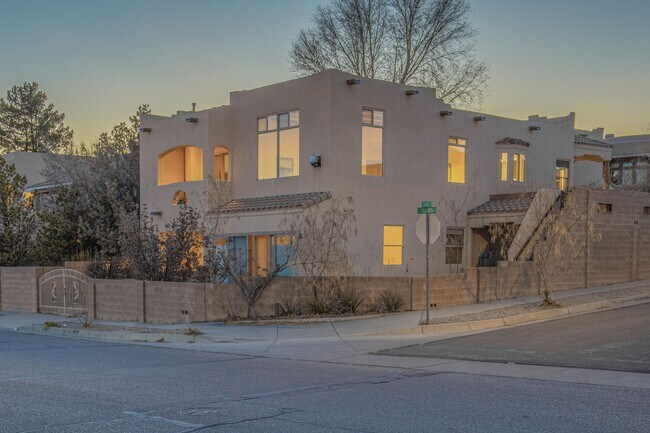 Foto del edificio - 4404 Tres Vistas Rd NW