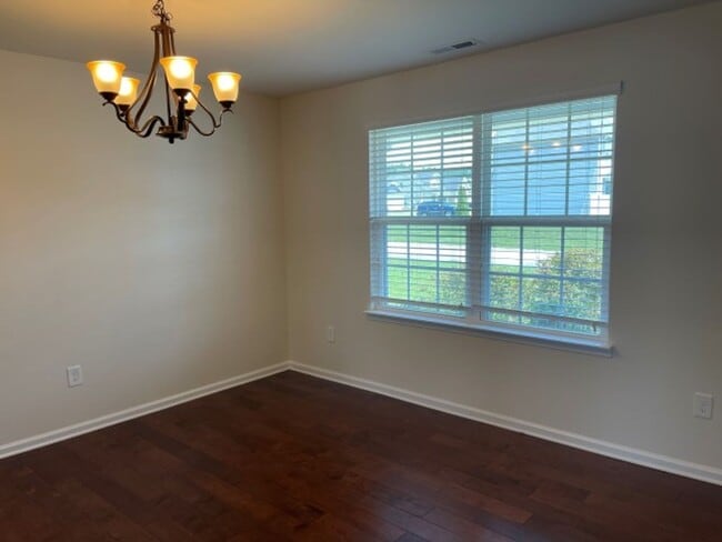 Building Photo - Lovely 5 Bed 3 Bath Home with Community Am...