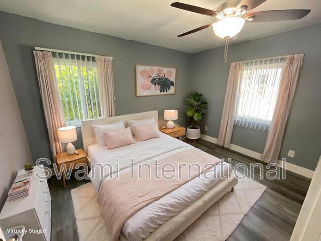 Foto del edificio - 1031 W 102nd St