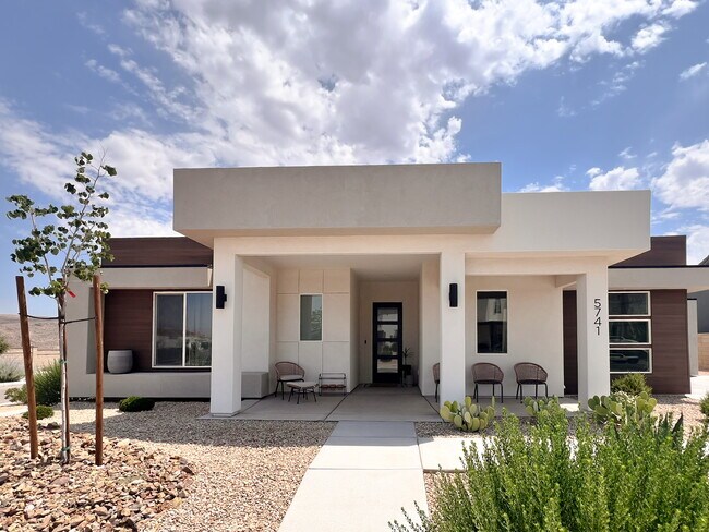 Building Photo - 5741 S Russet Sun Dr
