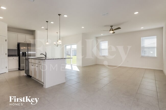 Building Photo - 422 Reina Wy