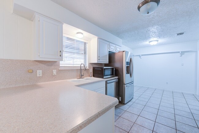 Building Photo - 2213 Baylor Dr