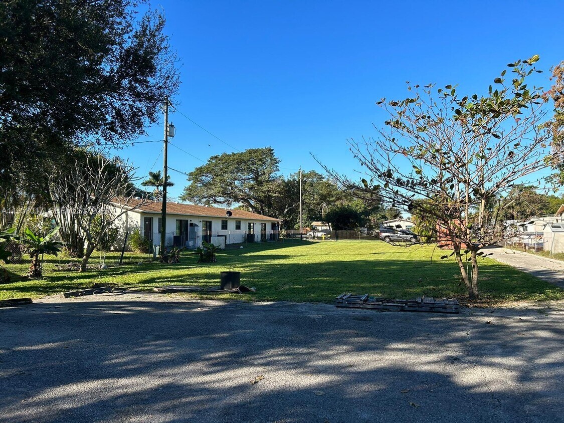 Foto del edificio - 4616 SW 33rd Ave