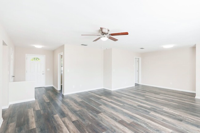 Building Photo - 1305 Hamlin Dr