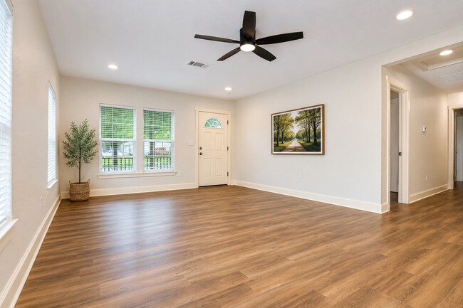 Building Photo - 1011 N Valderas St