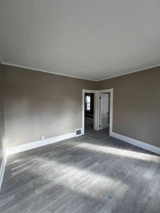 Building Photo - 3 Bedroom Single Family