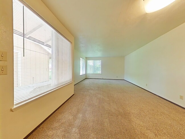 Foto del edificio - 2 Bedroom Duplex ~ Close to Shops ~ Pet Fr...