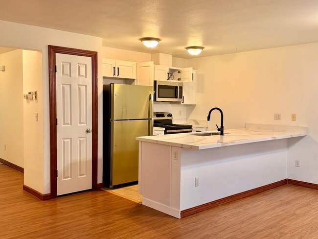 Building Photo - Spacious, remodeled two-level duplex