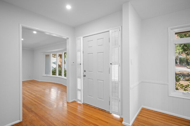 Building Photo - 685 Rim Rd