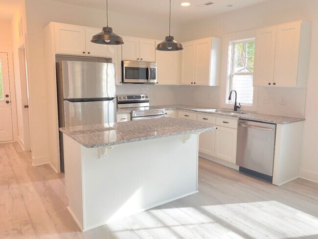 Building Photo - 811 Martin St