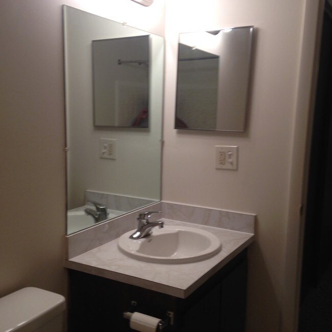 BAÑO - 28710 5 Mile Rd