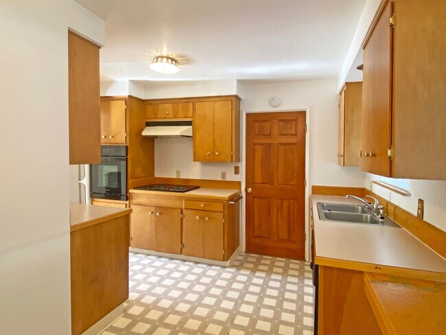 Building Photo - Lovely Centrally Located NW Corvallis Rental