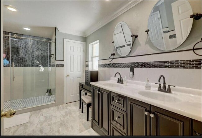 Building Photo - 2529 SW Grotto Cir