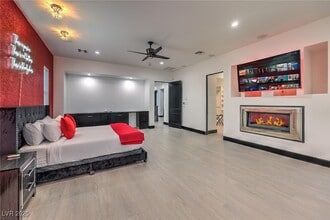 Building Photo - 282 E Maulding Ave