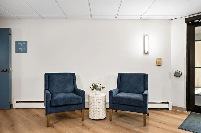 Bienvenidos a Chardon Court Apartments, donde la comodidad moderna se une al diseño elegante. Disfruten de espacios bellamente decorados, perfectos para relajarse. ¡No pierdan la oportunidad de hacer de este su nuevo hogar! Programen una visita hoy mismo. - Chardon Court Apartments 55+