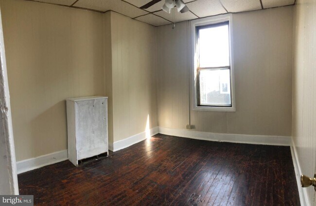 Building Photo - 924 E Schiller St