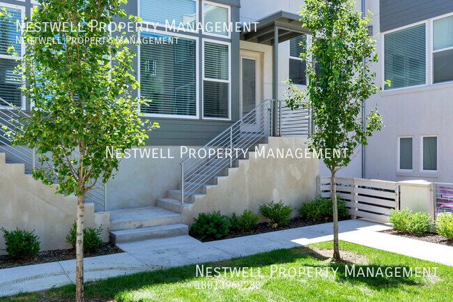 Building Photo - Spacious Daybreak Townhome