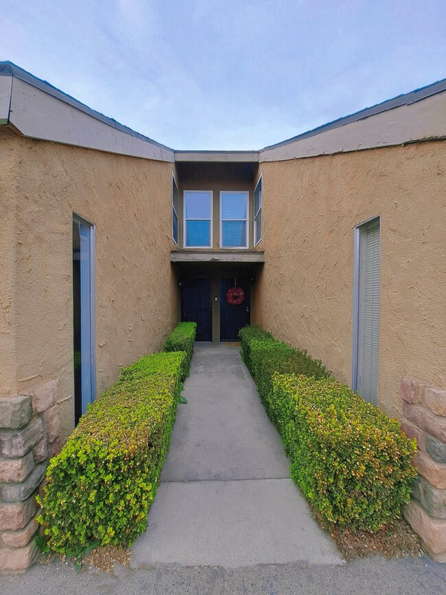 Foto del edificio - Charming 2-Bedroom Townhome in Fresno – Spacious Layout, Modern Kitchen & Community Amenities!