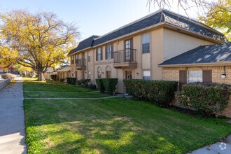 Building Photo - La Plaza