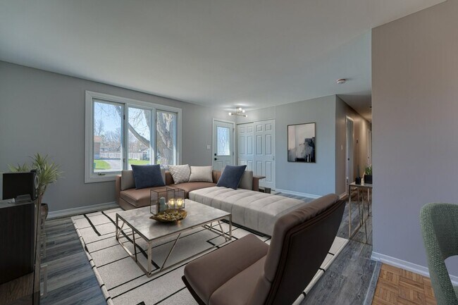 Photo du bâtiment - Bright & Spacious 3 Bedroom Main Floor Uni...