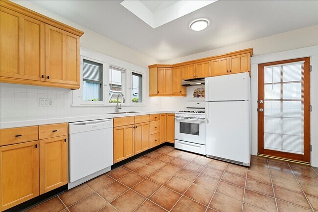 Building Photo - Cottage Style Apartment - Two blocks from ...