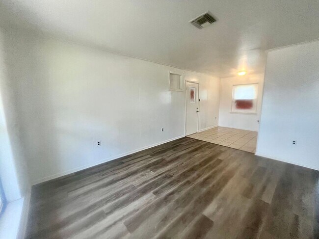 Foto del edificio - 240 Azalea Dr