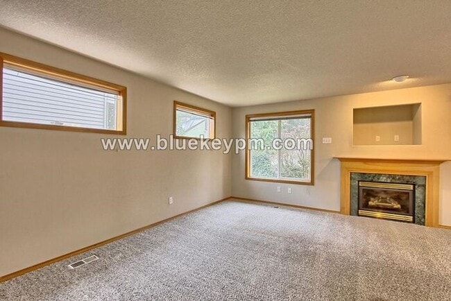 Foto del edificio - 3 bed 2.5 Bath Townhome in Evergreen Neigh...