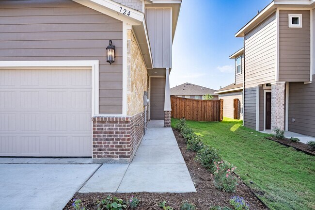 Building Photo - AVAILABLE NOW! GORGEOUS 4 BEDROOM DUPLEX L...