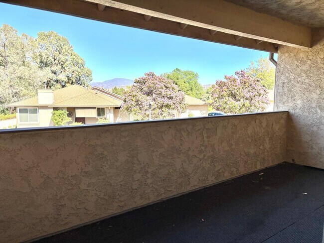 Foto del edificio - Available Now is a Condo style Townhouse i...