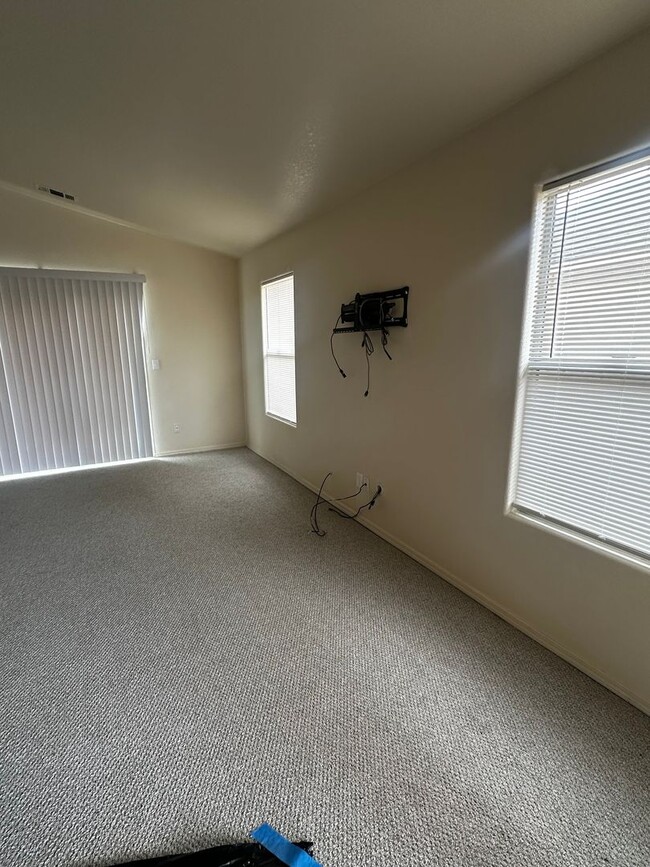 Building Photo - Newer Shandon Home