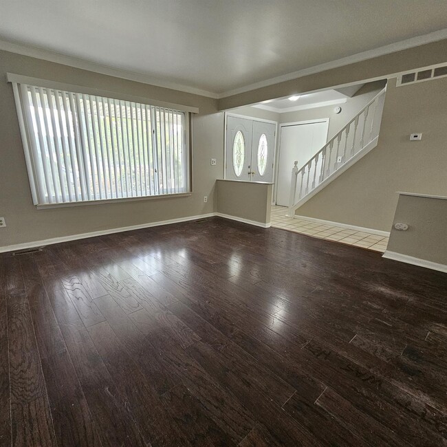 Building Photo - 4 bedroom, 2.5 bath, 2 car garage colonial...